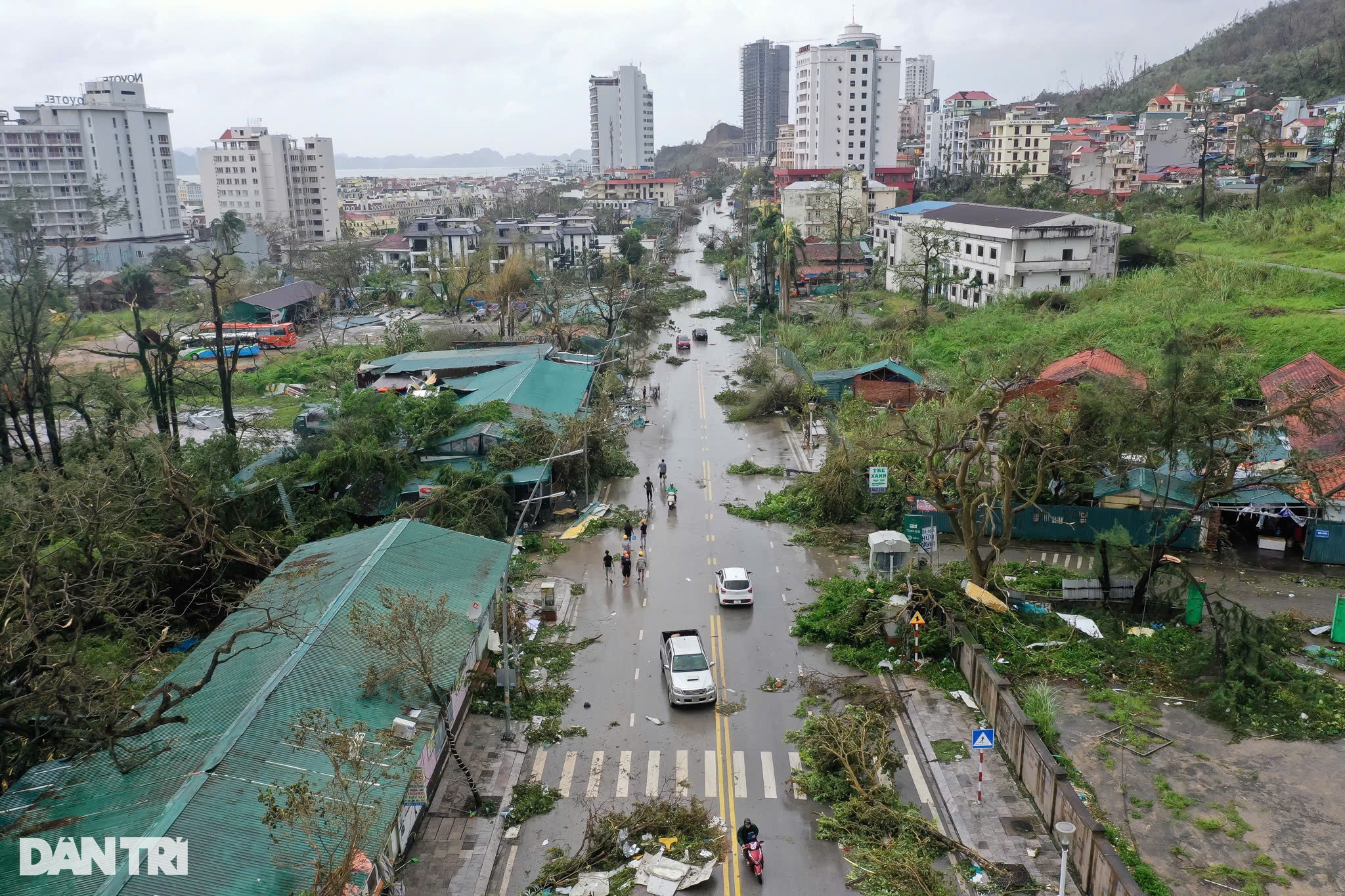 View - Thành phố Hạ Long hoang tàn, đổ nát sau bão Yagi | Báo Dân trí