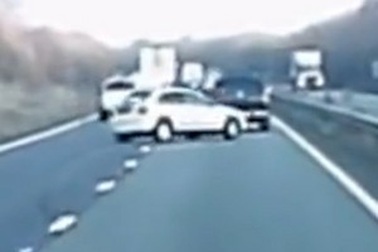 Thót tim khoảnh khắc lái xe say rượu “làm loạn” trên đường