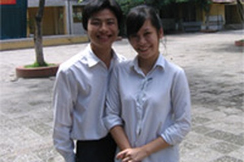 Từng cặp “uyên ương” hớn hở rời trường thi 