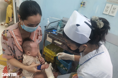 TPHCM: 7.500 trẻ đến 18 tháng tuổi chưa tiêm mũi nào vaccine 5 trong 1