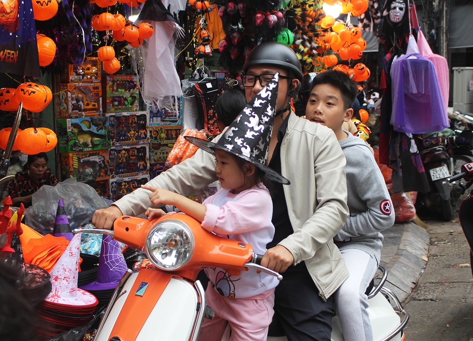Phố Hàng Mã ngập tràn đồ chơi ma quỷ, rùng rợn trước thềm Halloween - 10 Phố Hàng Mã ngập tràn đồ chơi ma quỷ, rùng rợn trước thềm Halloween - 10