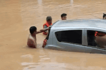 Ô tô bị lũ cuốn ở Cao Bằng, chiến sĩ công an hành động dứt khoát cứu tài xế