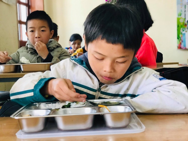 Bữa trưa 15.000 đồng và giấc mơ được ăn cơm nóng ở lớp - 3 Bữa trưa 15.000 đồng và giấc mơ được ăn cơm nóng ở lớp - 3