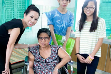 Hoa hậu Thu Hoài đưa hai con đi thăm trại phong Bến Sắn