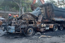 Lửa bao trùm xe đầu kéo và xe container sau va chạm