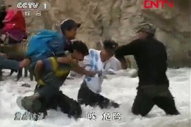 Thót tim hành trình tới trường nguy hiểm nhất thế giới