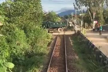 Lái tàu phanh khẩn cấp để tránh va chạm với xe tải đứng chắn ngang đường ray