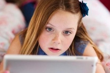 Dù đã tắt, smarphone hay máy tính bảng vẫn ảnh hưởng đến giấc ngủ của trẻ em