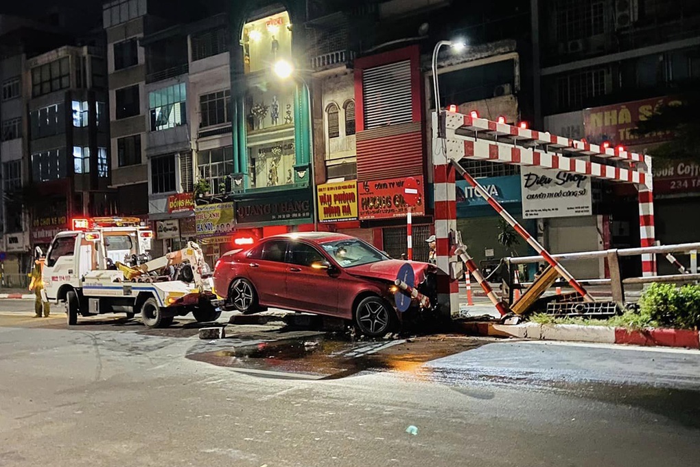 Xe Mercedes nát đầu khi đâm vào cầu vượt, cô gái lảo đảo bước lên ghế lái - 1 Xe Mercedes nát đầu khi đâm vào cầu vượt, cô gái lảo đảo bước lên ghế lái - 1
