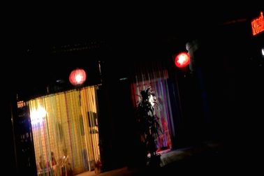 Nhộn nhịp "phố đèn đỏ" giữa lòng Hà Nội