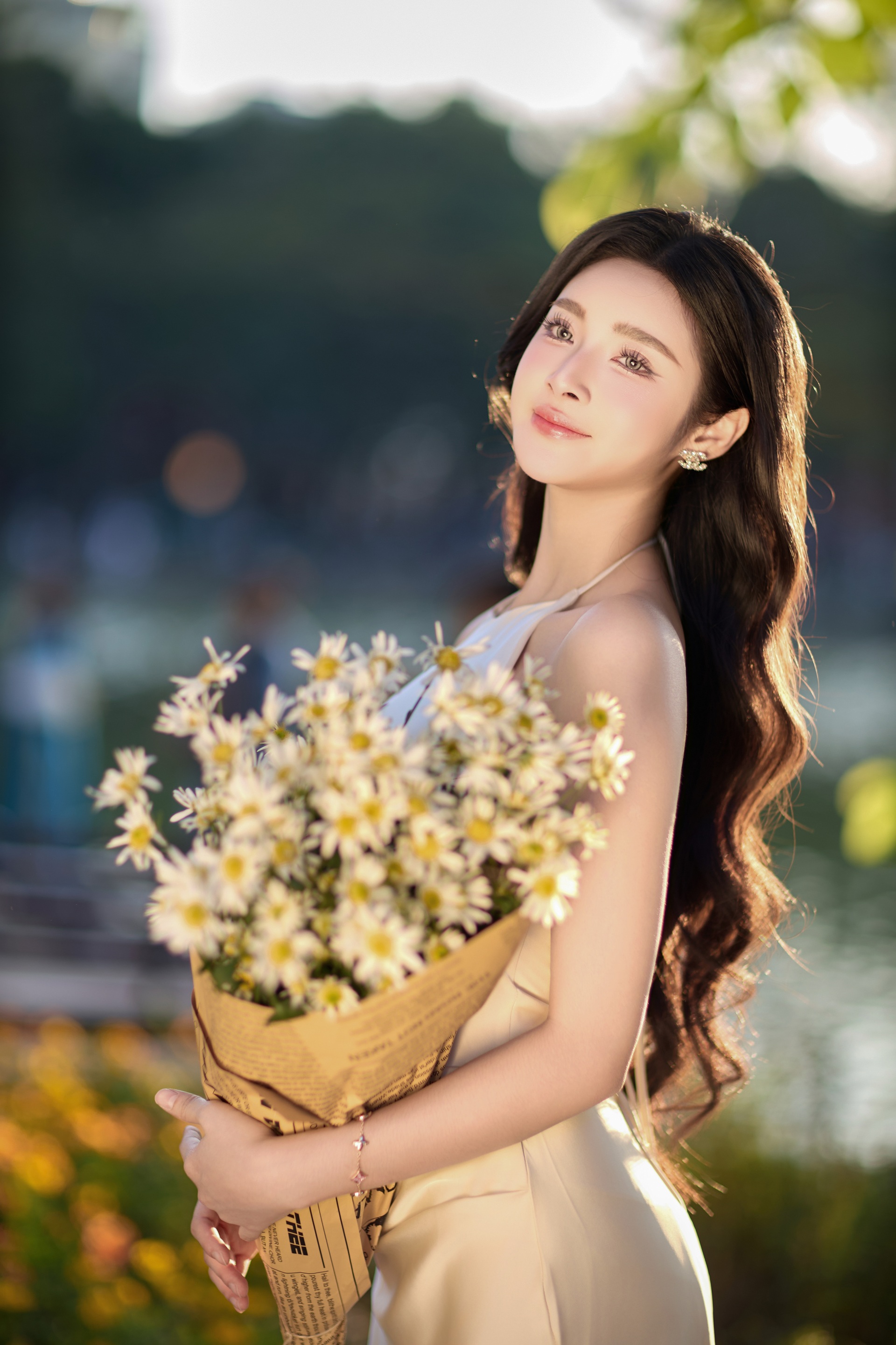 Nhan sắc trong trẻo của Hoa khôi Đinh Hoài An trong nắng thu Hà Nội - 3