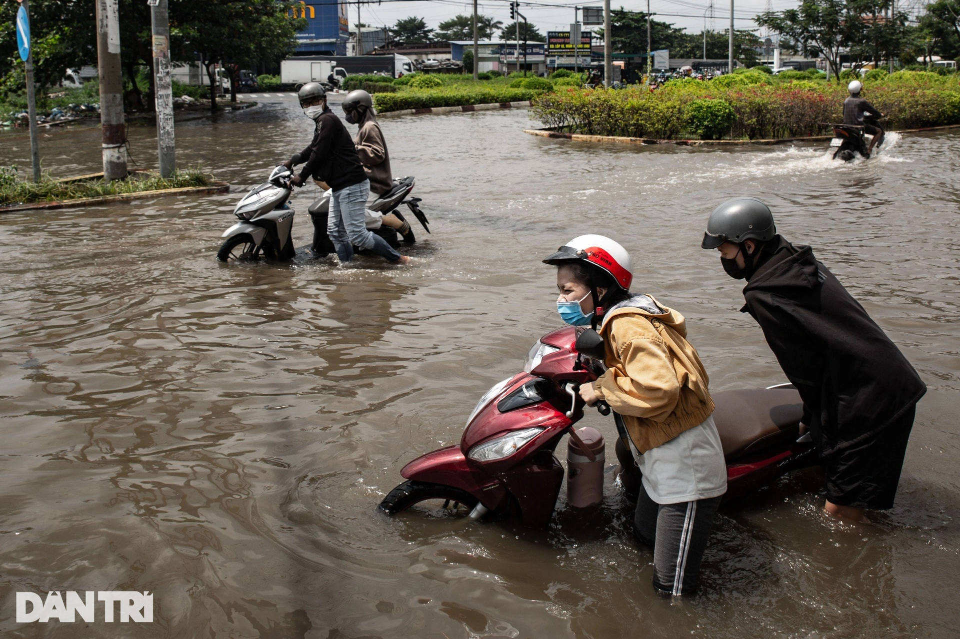 Nhiều tuyến đường ở TPHCM ngập như sông dù trời không mưa - 1 Nhiều tuyến đường ở TPHCM ngập như sông dù trời không mưa - 1