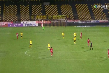 Hài hước khi cầu thủ ghi bàn kiểu "ăn trộm" đầy ma mãnh