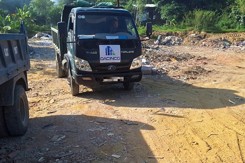 Đổ trộm xà bần, 4 người bị phạt và phải dọn sạch hiện trường - 1 Đổ trộm xà bần, 4 người bị phạt và phải dọn sạch hiện trường - 1