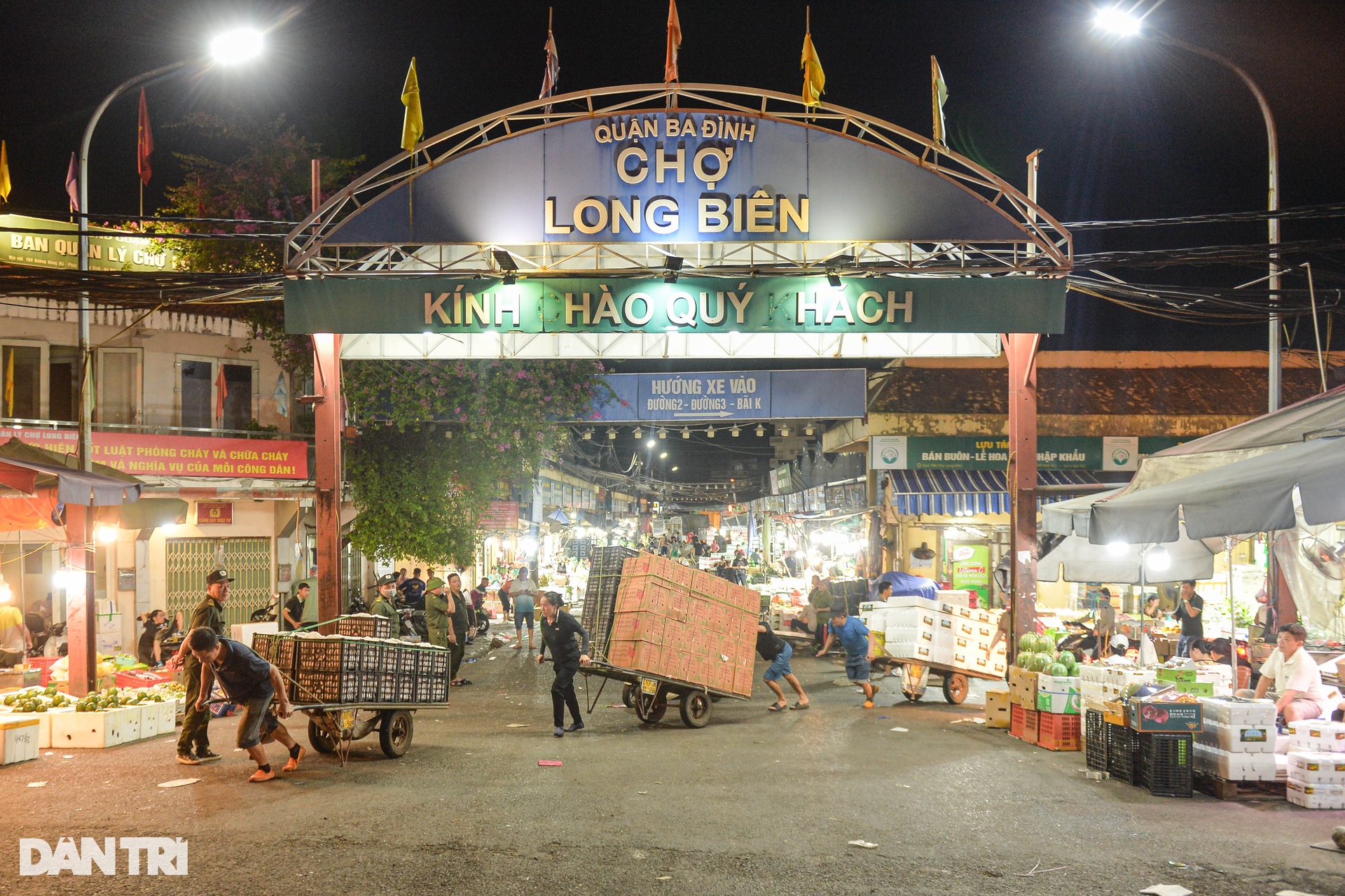 Những phụ nữ oằn mình kéo xe hàng mưu sinh ngày 20/10 - 1 Những phụ nữ oằn mình kéo xe hàng mưu sinh ngày 20/10 - 1