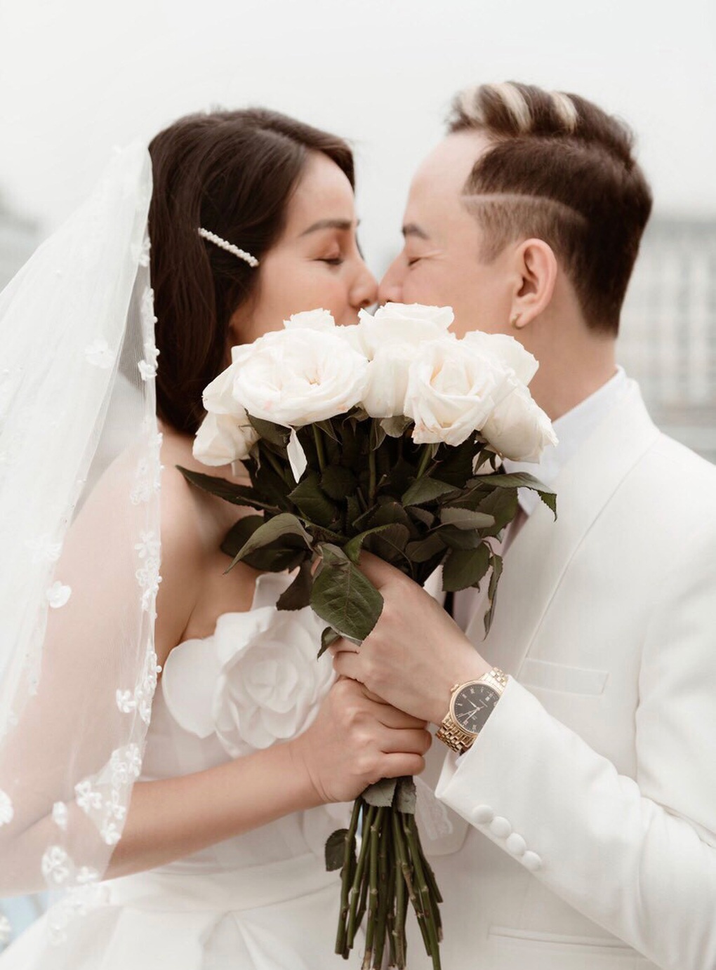 Ảnh cưới lãng mạn của Tùng Dương Người phán xử với vợ 4 kém 12 tuổi - 6 Ảnh cưới lãng mạn của Tùng Dương Người phán xử với vợ 4 kém 12 tuổi - 6