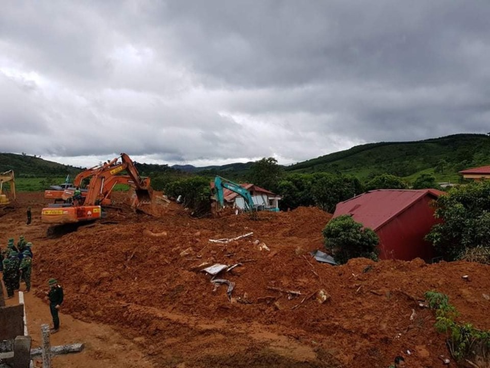 Thăm hỏi, động viên và hỗ trợ 22 gia đình cán bộ, chiến sĩ Đoàn 337 hy sinh - 1 Thăm hỏi, động viên và hỗ trợ 22 gia đình cán bộ, chiến sĩ Đoàn 337 hy sinh - 1