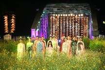 Lễ hội Áo dài tung bay trên cầu Trường Tiền sau 15 năm xa cách