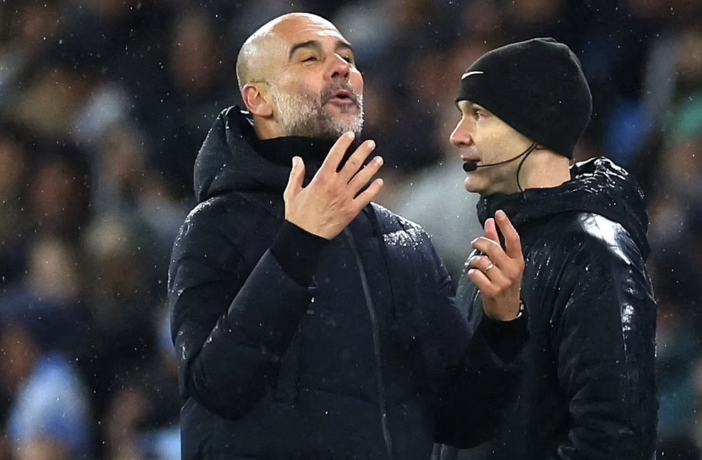 Pep Guardiola ngã lăn ra sân, lên tiếng về việc Man City bị xử ép - 3 Pep Guardiola ngã lăn ra sân, lên tiếng về việc Man City bị xử ép - 3