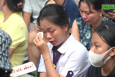 Học trò lớp 12 tri ân thầy cô, cha mẹ trong nước mắt