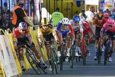 Tay đua xe đạp bị trừng phạt cực nặng vì hành vi xấu xí