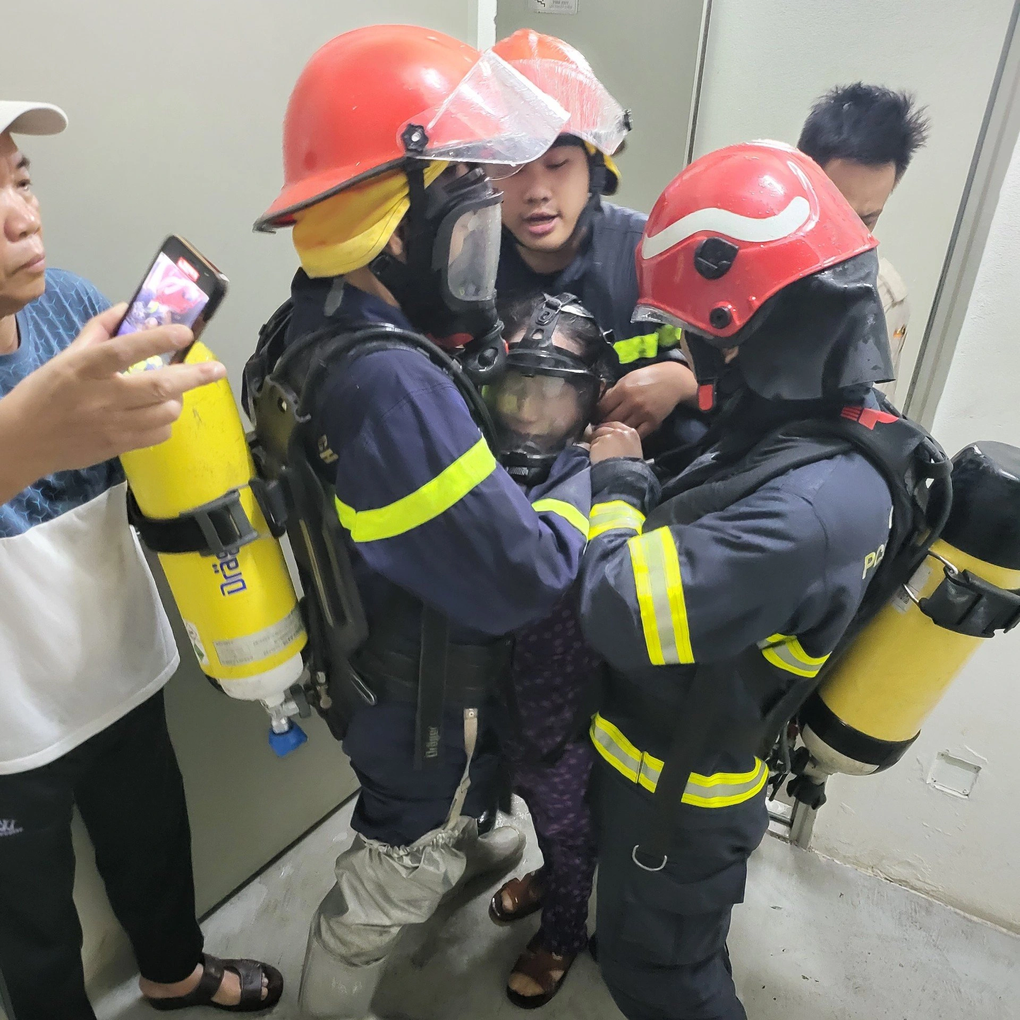 Giải cứu 2 phụ nữ thoát khỏi đám cháy chung cư ở Hà Nội - 1 Giải cứu 2 phụ nữ thoát khỏi đám cháy chung cư ở Hà Nội - 1