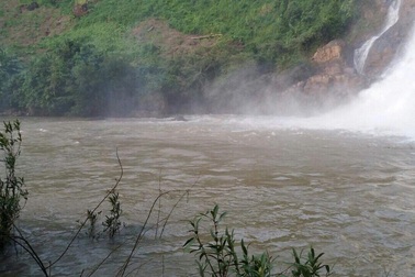 Nhóm bạn đi tắm thác, 3 thanh niên bị nước cuốn mất tích