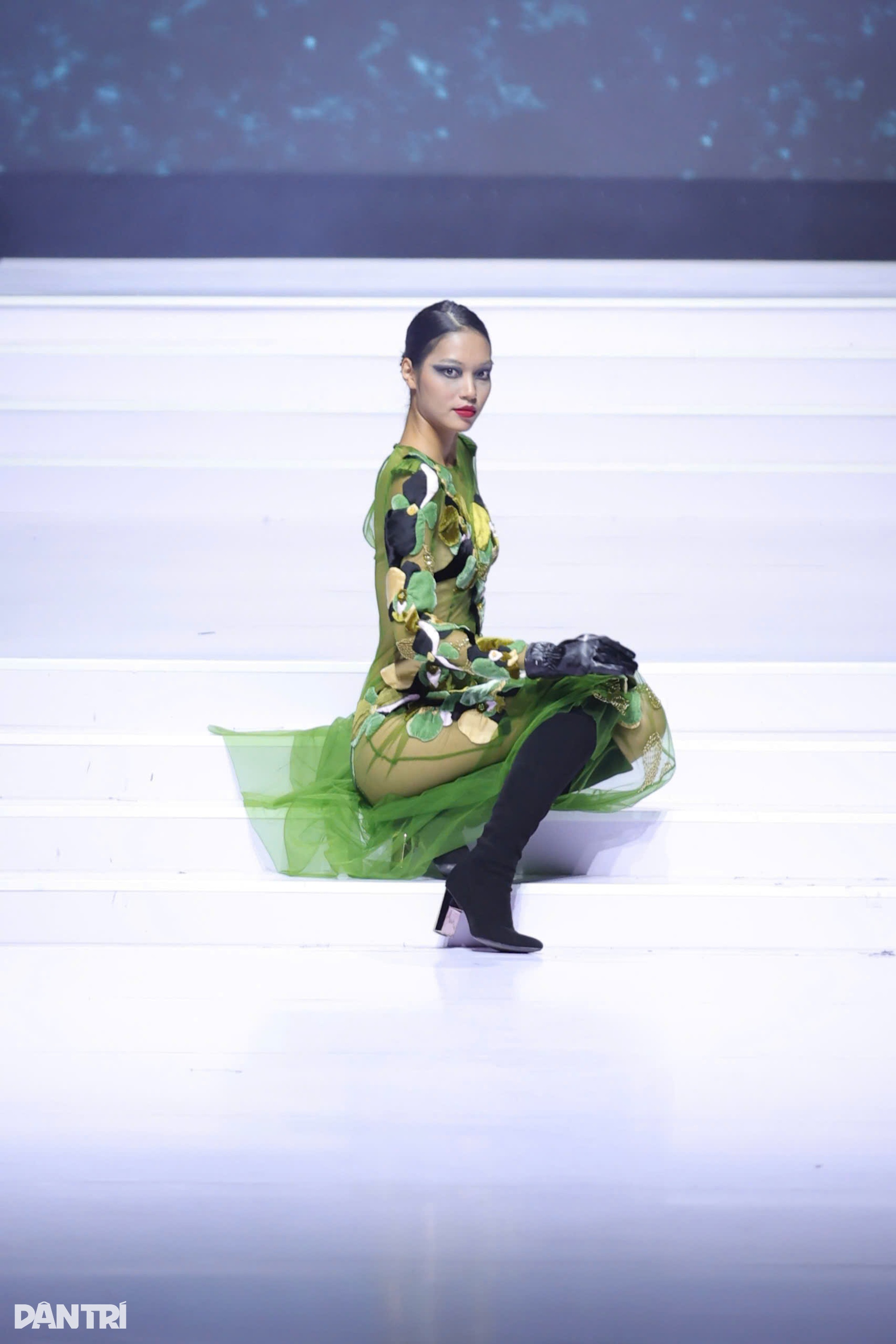 Quán quân Next Top Model 1,84m vấp ngã lại đứng lên bản lĩnh trên sàn diễn - 3