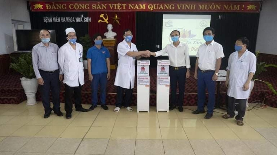 Nhóm giáo viên chế tạo máy rửa tay sát khuẩn tự động tặng các đơn vị - 3 Nhóm giáo viên chế tạo máy rửa tay sát khuẩn tự động tặng các đơn vị - 3