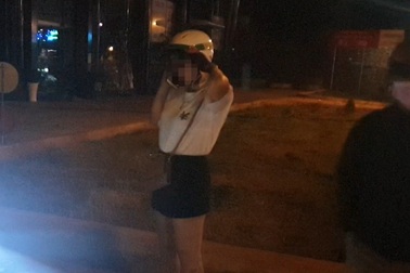 Bị phạt nồng độ cồn, tài xế cuống quýt gọi điện "cầu viện"