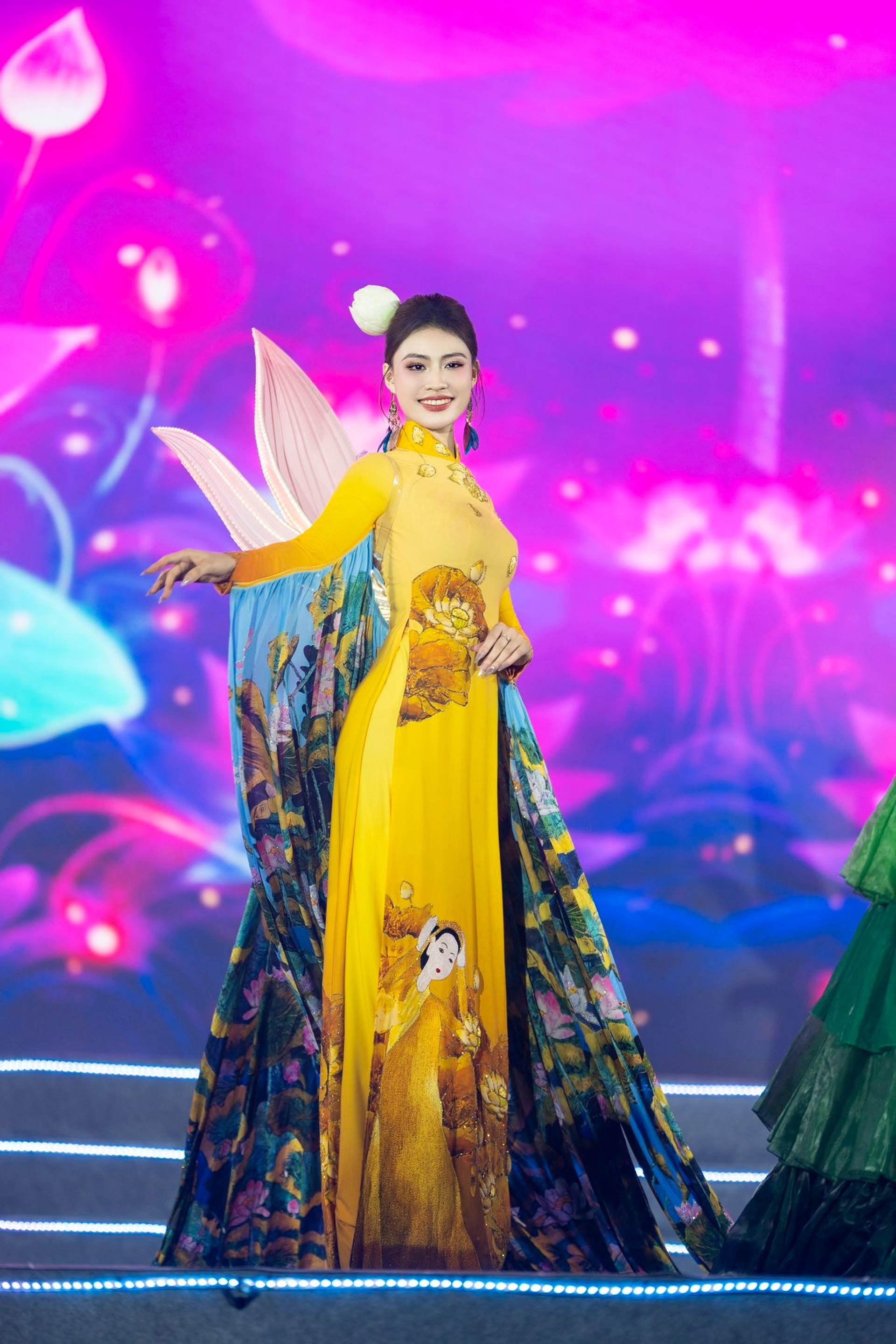 Cô gái xinh đẹp cao 1,73m ở hàng đầu khối diễu hành 54 dân tộc là ai? - 8 Cô gái xinh đẹp cao 1,73m ở hàng đầu khối diễu hành 54 dân tộc là ai? - 8