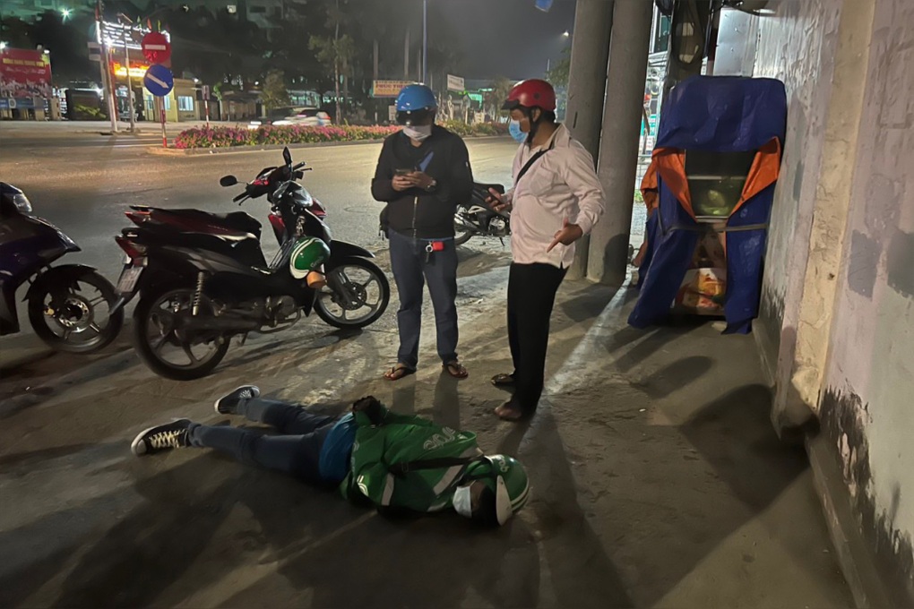 Người phụ nữ bị gã chạy xe ôm cưỡng bức lúc rạng sáng - 2 Người phụ nữ bị gã chạy xe ôm cưỡng bức lúc rạng sáng - 2