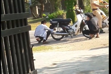 Công an nói về việc 2 thanh niên không đội mũ bảo hiểm phải xì lốp xe, dắt bộ