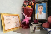 Đại học Bạc Liêu trao bằng tốt nghiệp tại nhà sinh viên đã mất