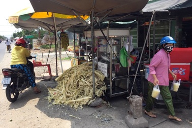 Nắng như “đổ lửa”, bán nước mía kiếm bạc triệu mỗi ngày