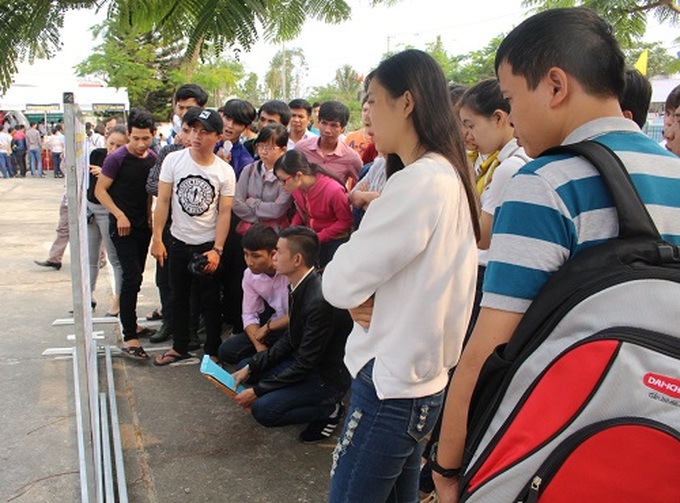 Người lao động tìm hiểu thông tin tuyển dụng của doanh nghiệp.