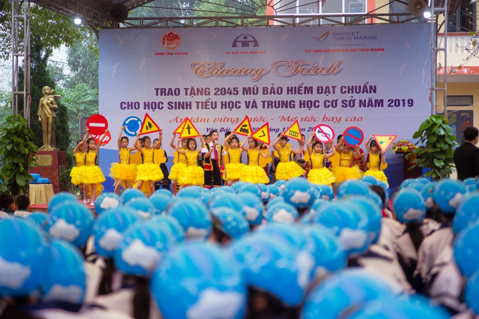 Trao tặng hơn 2000 mũ bảo hiểm cho các em học sinh Yên Bái - 3 Trao tặng hơn 2000 mũ bảo hiểm cho các em học sinh Yên Bái - 3