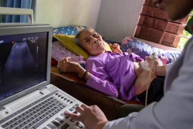 Thăm khám sức khỏe Mẹ Việt Nam Anh hùng: Tri ân quá khứ, tiếp lửa tương lai