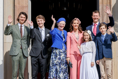 Nữ hoàng Đan Mạch xin lỗi chuyện tước danh hiệu của 4 cháu nội