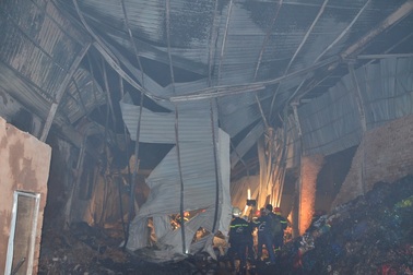 Cháy lớn kho chứa vải vụn, hàng chục người ôm tài sản tháo chạy