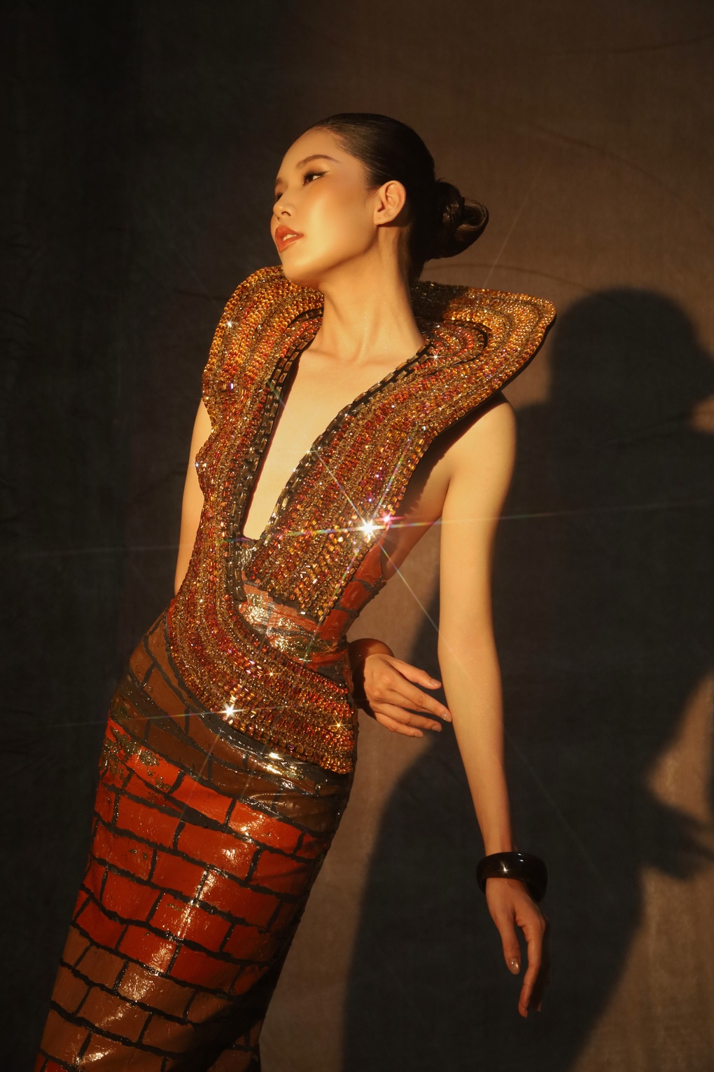 Váy dạ hội lấy cảm hứng từ lò gạch trăm tuổi ở Vĩnh Long gây chú ý - 2