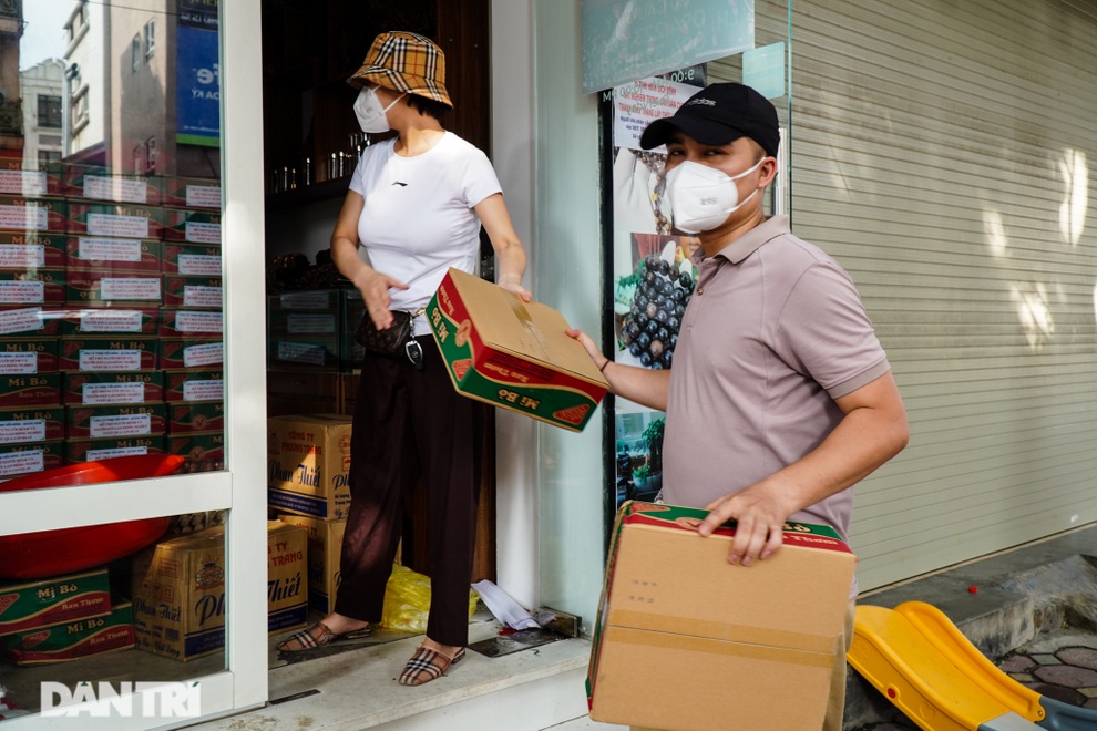 Hàng nghìn suất quà được trao tận tay người dân gặp khó khăn ở Hà Nội - 1 Hàng nghìn suất quà được trao tận tay người dân gặp khó khăn ở Hà Nội - 1