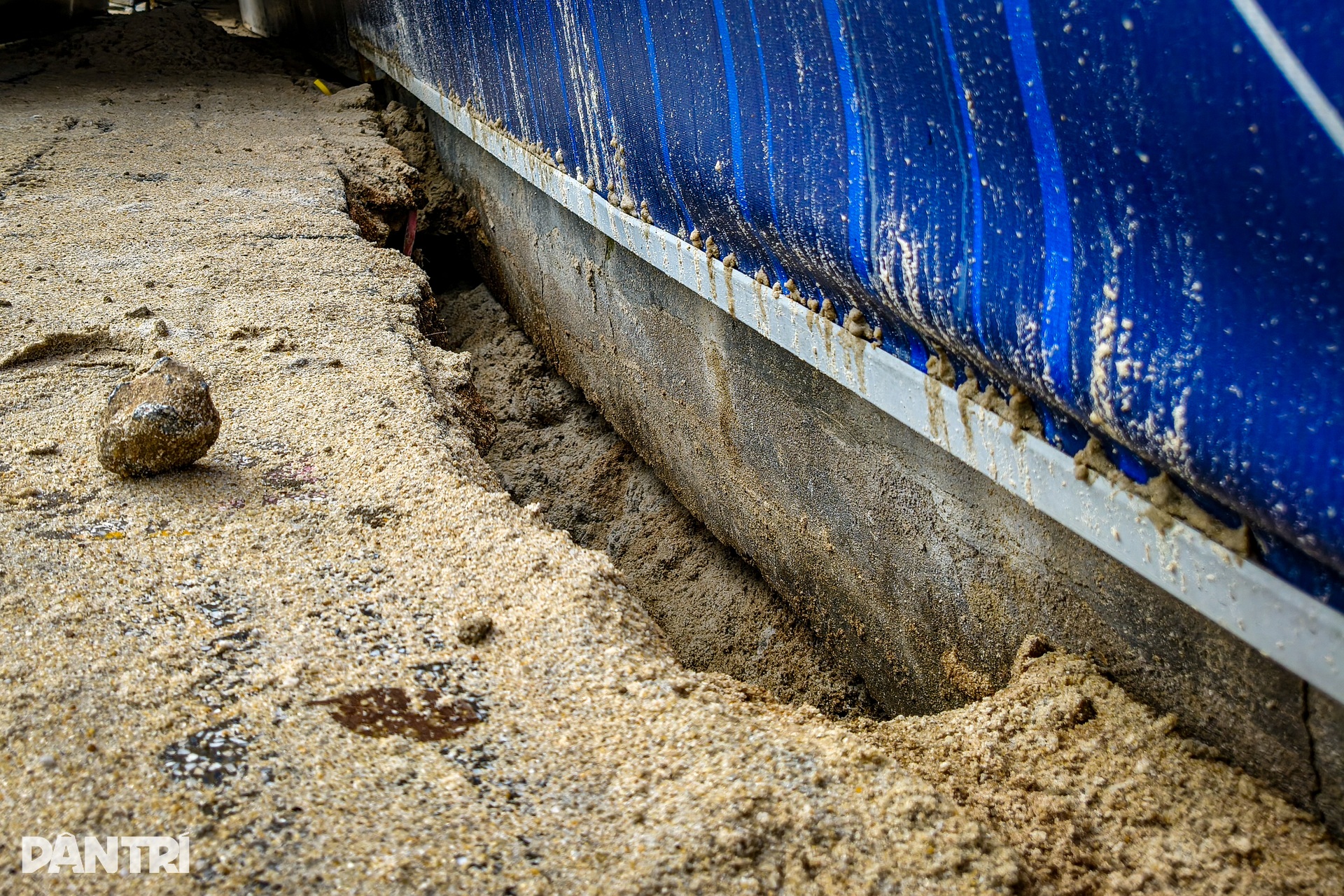 Vụ hố sâu nuốt chửng nhiều ô tô: Xuất hiện vết nứt dài hàng chục mét - 5 Vụ hố sâu nuốt chửng nhiều ô tô: Xuất hiện vết nứt dài hàng chục mét - 5