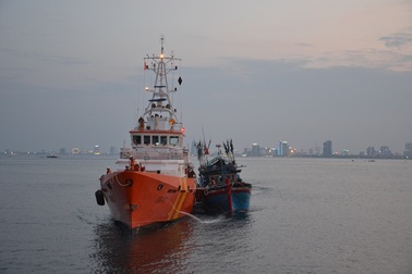 Điều tàu đi cứu ngư dân ho ra máu