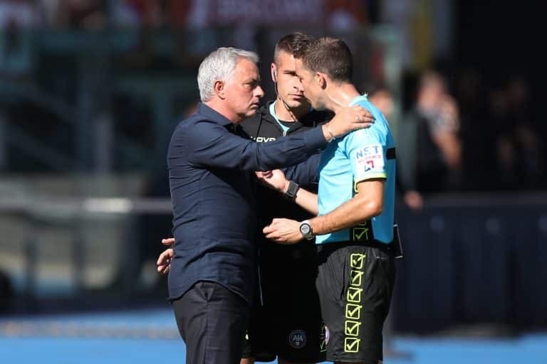 HLV Mourinho nhận thẻ đỏ vì chế nhạo đối thủ - 1