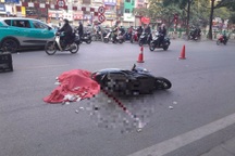 Nữ sinh viên tử nạn sau va chạm với xe khách trên phố Hà Nội