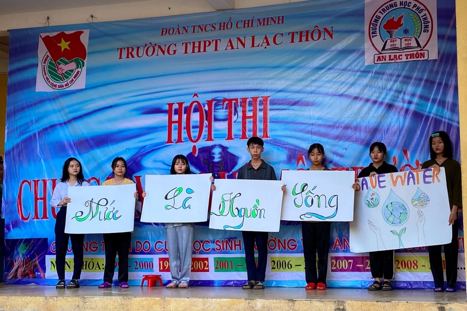 Cựu học sinh về trường hỗ trợ thầy tổ chức thi bảo vệ môi trường - 1 Cựu học sinh về trường hỗ trợ thầy tổ chức thi bảo vệ môi trường - 1