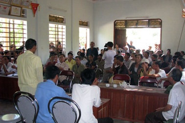 Cả xóm phản đối lệnh bắt tạm giam 5 “cầu thủ chân đất”