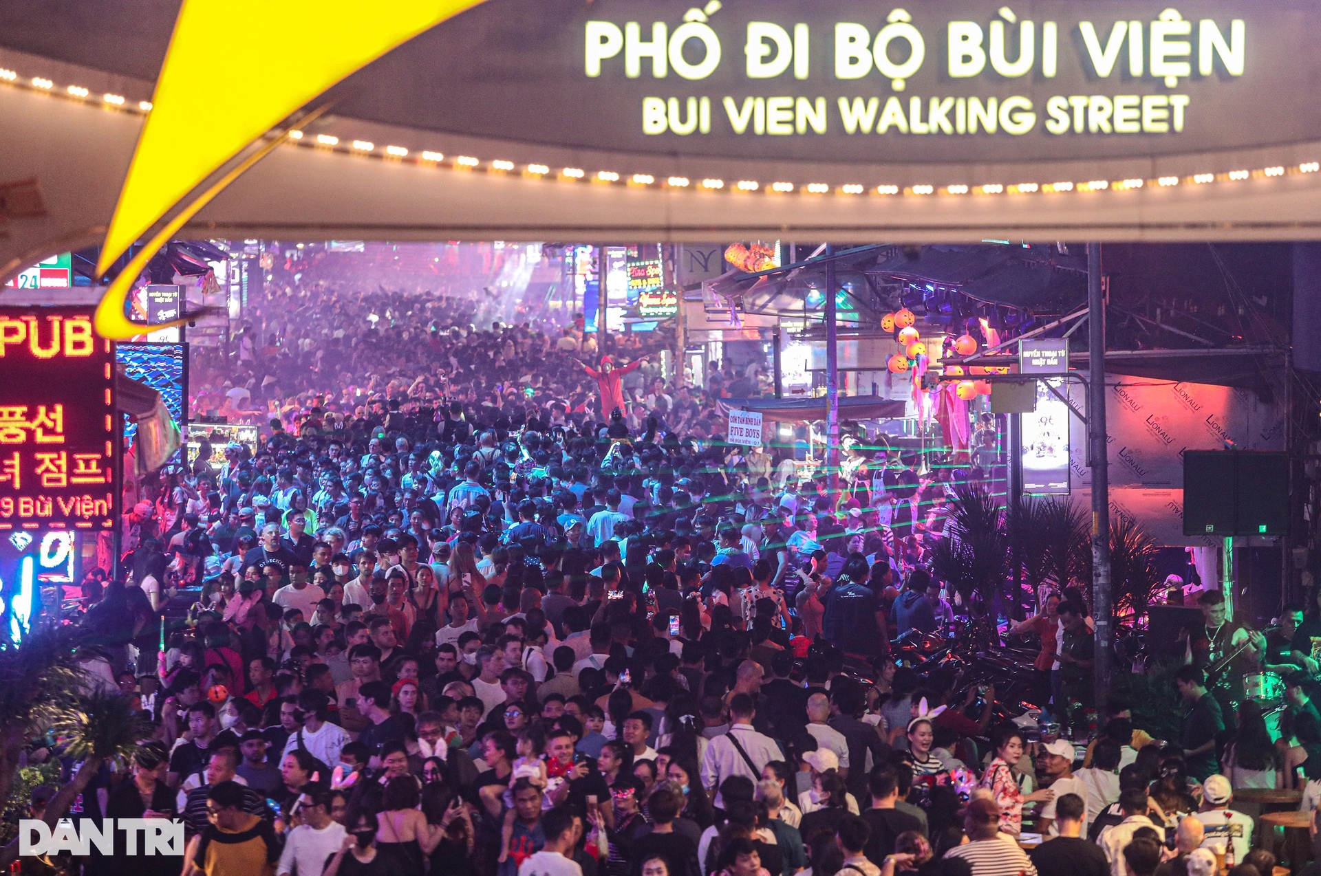 Phố Tây Bùi Viện đông nghẹt người trong đêm Halloween - 1 Phố Tây Bùi Viện đông nghẹt người trong đêm Halloween - 1