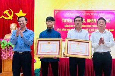 Thủ tướng tặng Bằng khen bố con ngư dân cứu sống 3 người chìm đò